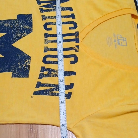 Small yellow fitted University of Michigan T - Picture 5 of 6